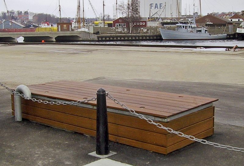Cover with bench, above ground level