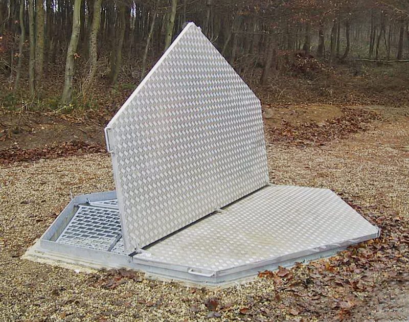 Cover hexagonal with step protection