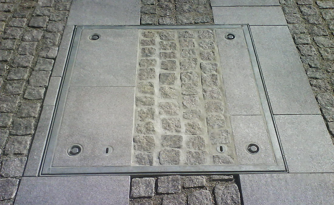 Abdeckung mit Steinplattenfüllung