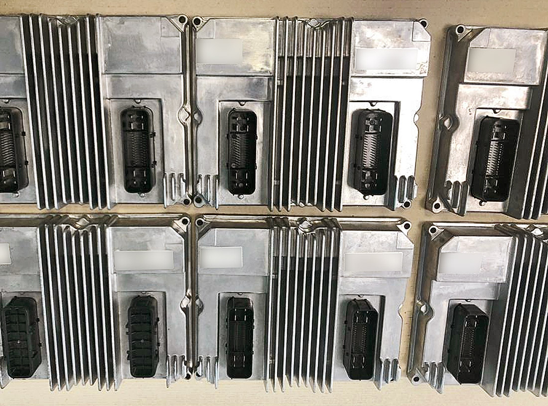 Mit Trockeneisstrahlen gereinigte Steuergeräte