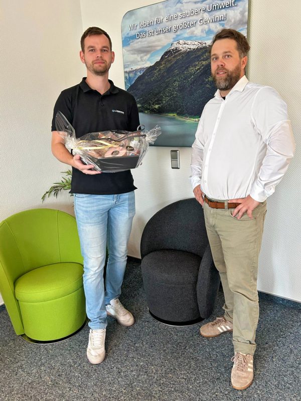 Max Müller (l.) congratulates Franz Oesterberg (r.) on passing his examination as a bachelor professional.