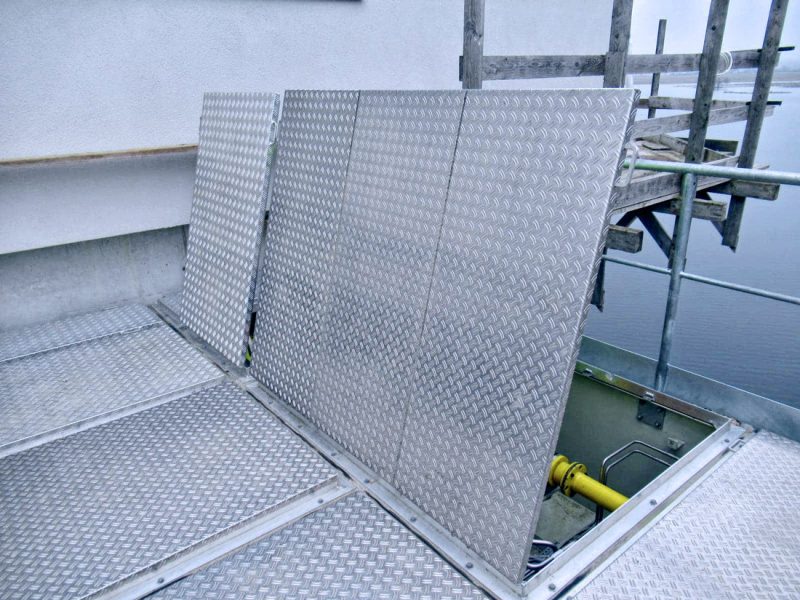 Installation of lightweight covers at the Quitzöbel weir group in Brandenburg.