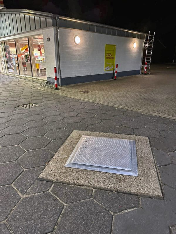 Installation de couvercles d'assainissement dans une station-service à Winsen (Luhe).