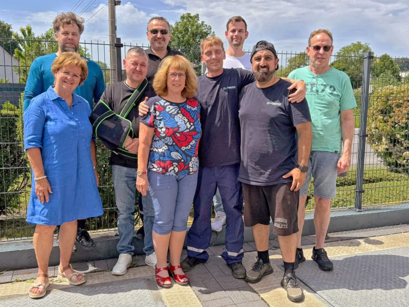Martina Kiwitt (Mitte) bei ihrer Verabschiedung durch das Team der Lübbering Umwelttechnik